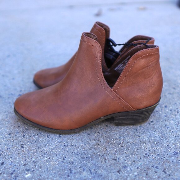 Faded Glory Tan Brown Ankle Booties 7 Western Chelsea V-Slit Faux Leather - Picture 5 of 9